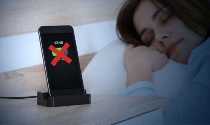 Tránh sạc điện thoại qua đêm
