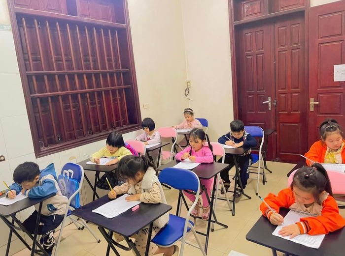 Beautiful Handwriting with Teacher Tuyết Image 1