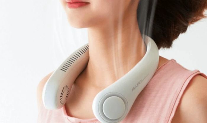 Quạt đeo cổ – món quà tặng tiện dụng cho vợ vào ngày 8/3. Vừa giúp vợ bạn xua tan cơn nóng bức, vừa vô cùng thuận tiện với thiết kế không cần dùng tay, dễ dàng mang theo mọi nơi.