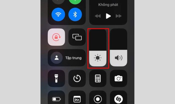 Điều chỉnh độ sáng màn hình phù hợp là một cách hiệu quả để tiết kiệm pin cho iPhone 6 Plus