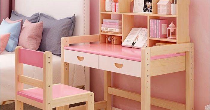 Bàn học - Người bạn đồng hành thân thiết của mỗi học sinh.