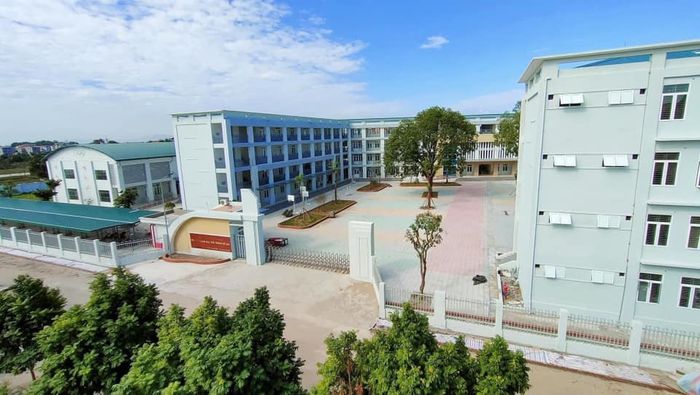 Me Linh High School Image 1