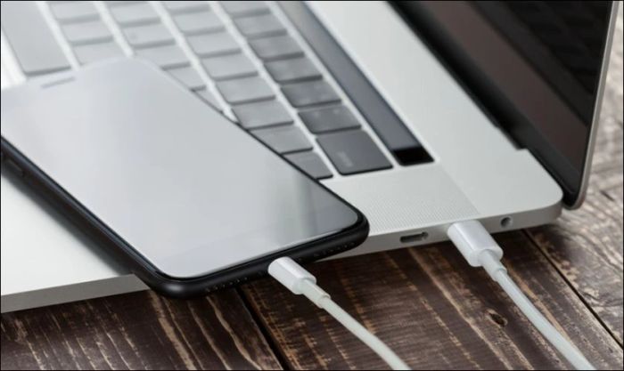 Kết nối iPhone với máy tính bằng cáp USB