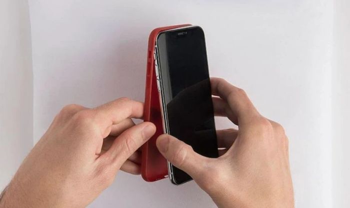 Một trong những cách sạc pin iPhone đúng khi mới mua là tháo ốp lưng khi sạc