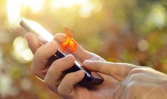 Tránh để điện thoại trong môi trường nhiệt độ cao là một trong những cách sạc pin iPhone đúng cách khi mới mua