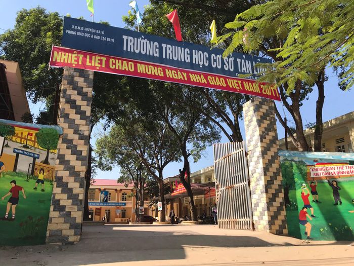 Tan Linh Middle School Image 1