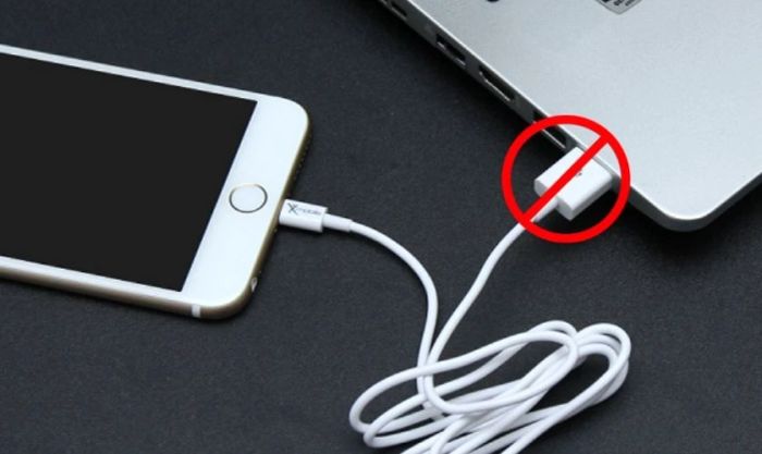 Không sạc pin iPhone qua cổng USB chính là một cách sạc pin iPhone đúng đắn khi mới mua