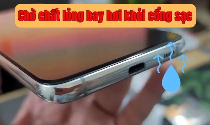 Cách sạc pin khi điện thoại báo độ ẩm - Đợi bay hơi tự nhiên
