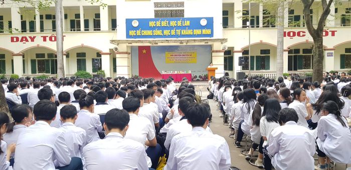 Le Quy Don High School Image 1