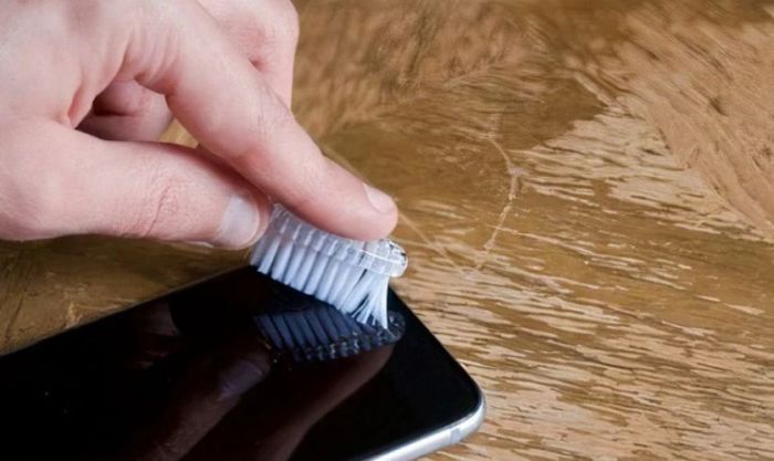 Sử dụng bàn chải đánh răng mềm và khô để vệ sinh
