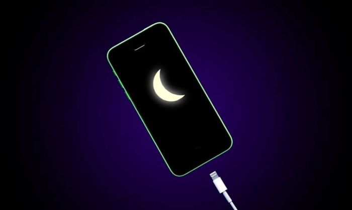 Tránh sạc qua đêm và để pin iPhone đạt 100% ngay từ đầu