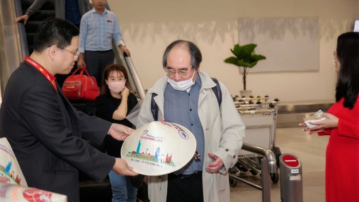 Ho Chi Minh City leaders present gifts to lucky tourists at the start of 2024
