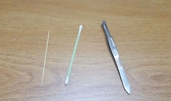 Vệ sinh các khe nhỏ mà khăn hoặc bàn chải không thể chạm tới