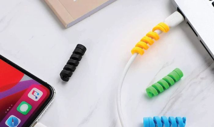 Cách sử dụng dây xoắn nhựa để bọc dây sạc điện thoại