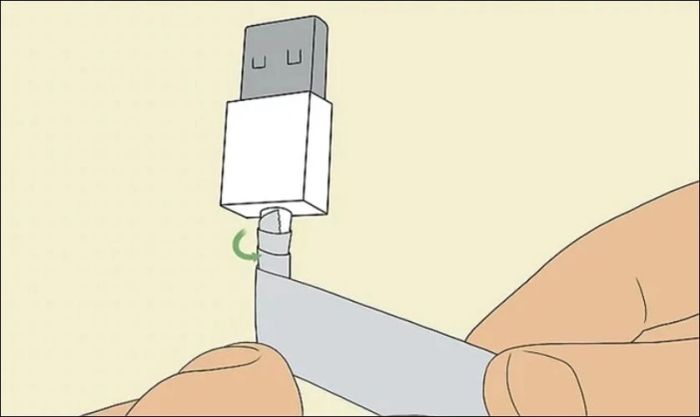 Sử dụng băng dính để bọc hai đầu dây sạc