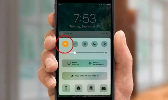 Kích hoạt chế độ máy bay để tập trung năng lượng vào việc sạc pin