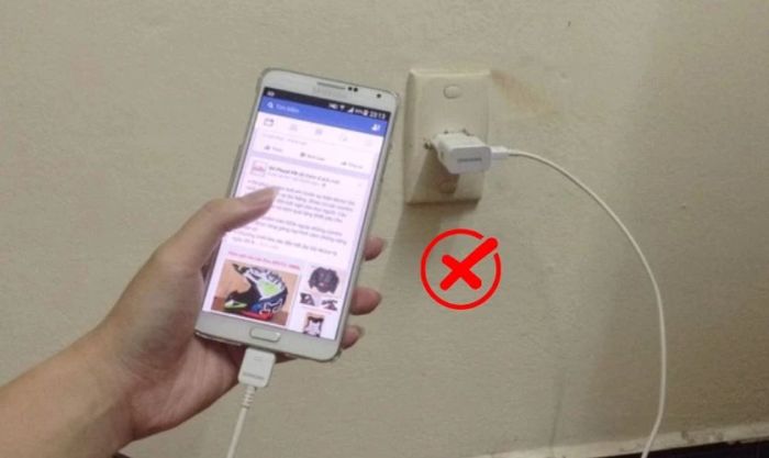 Không nên vừa sạc vừa sử dụng điện thoại