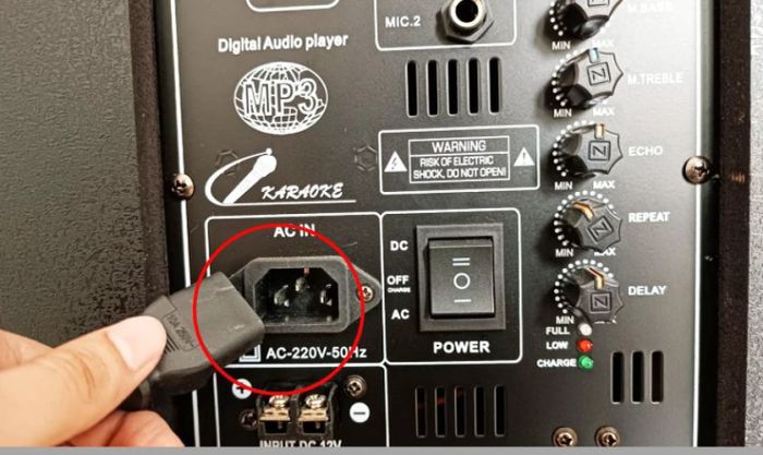 Kết nối bộ sạc để bắt đầu sạc pin