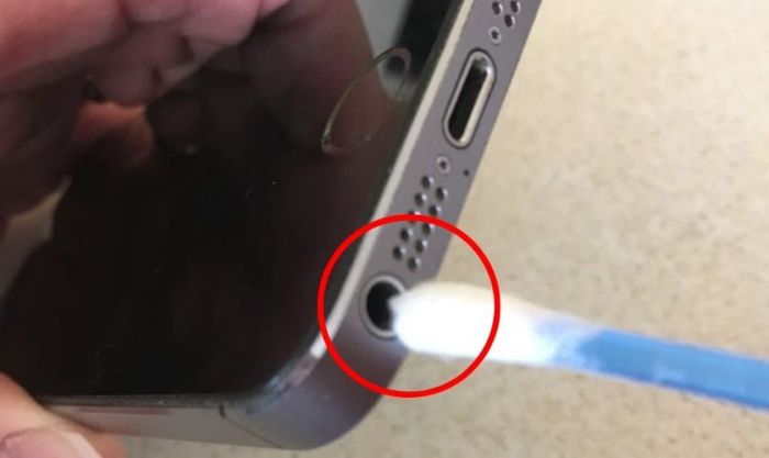 Làm sạch cổng kết nối tai nghe để khắc phục lỗi chế độ tai nghe trên iPhone