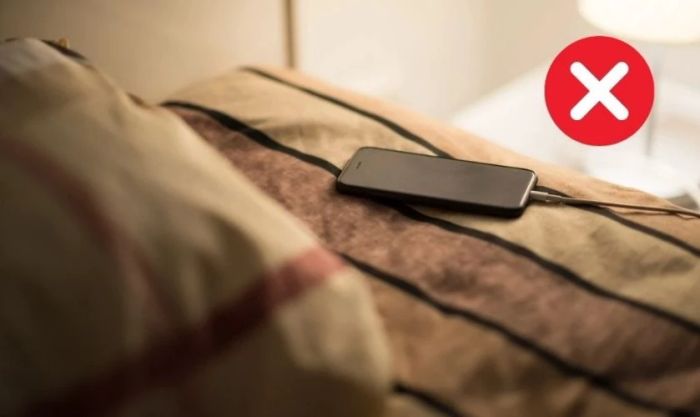 Cách sạc pin nhanh trong 10 giây: Tránh đặt điện thoại đang sạc lên đệm