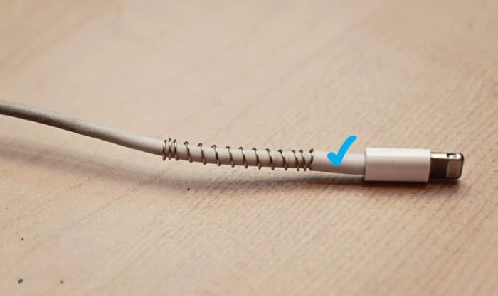 Tái sử dụng lò xo từ ruột bút để bảo vệ dây sạc