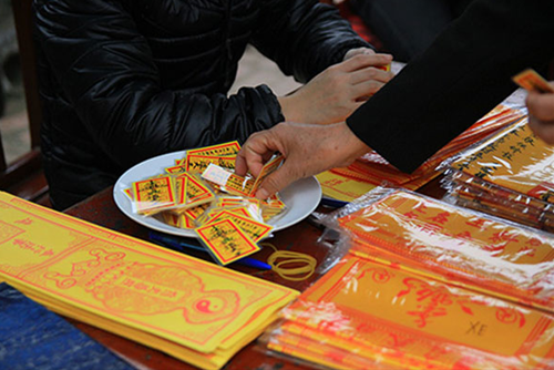Placing a lucky charm that the head of the family obtained from a temple at the start of the new year in your wallet is believed to have a direct impact on your wealth and attract financial opportunities.