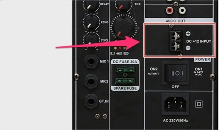 Cách sạc loa kéo: Xác định vị trí cổng DC 12V trên loa