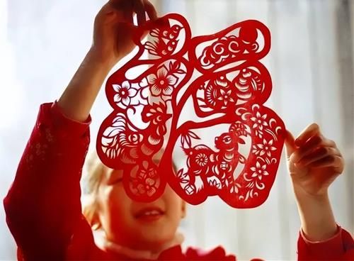Dán câu đối đỏ vào ngày 23 tháng Chạp