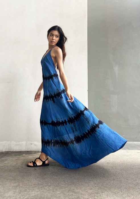 A model in the black and blue version of the dress