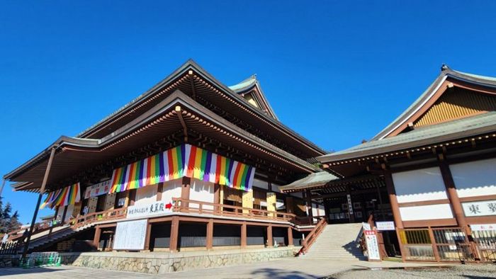During the Oshougatsu New Year festival, Japanese people often visit temples.