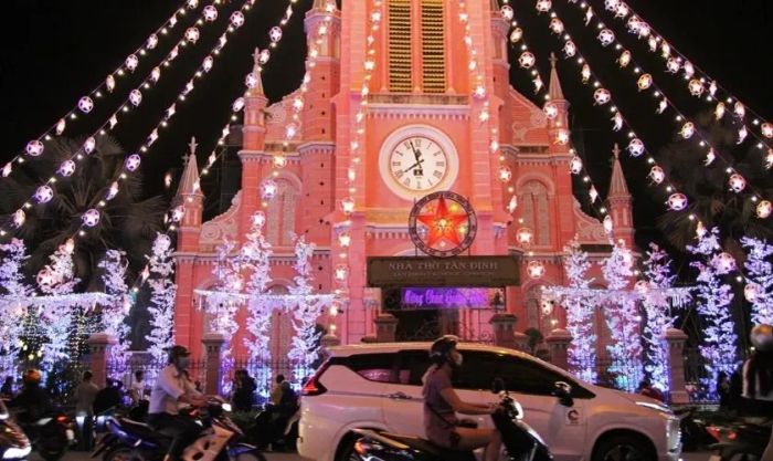 Cách trang trí nhà thờ đón Giáng sinh với ánh đèn lấp lánh