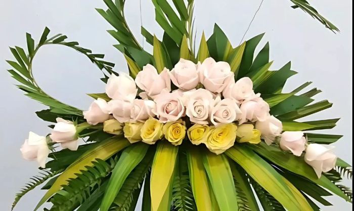 Cách cắm hoa hồng ngày Tết kết hợp cùng dương xỉ