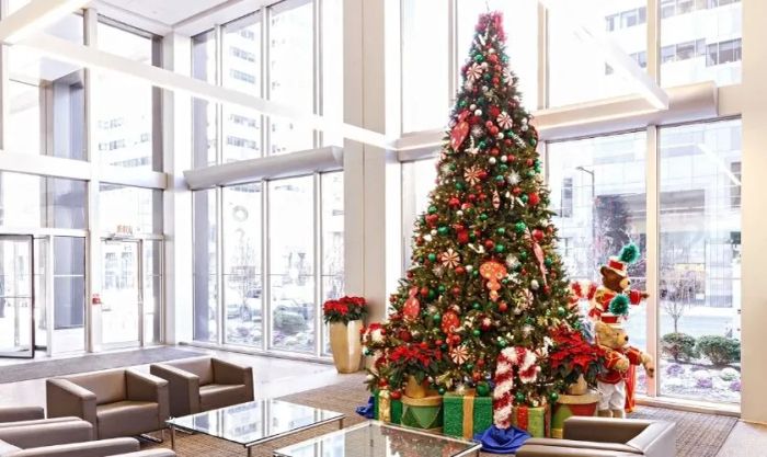 Trang trí Noel trong văn phòng với cây thông cỡ lớn