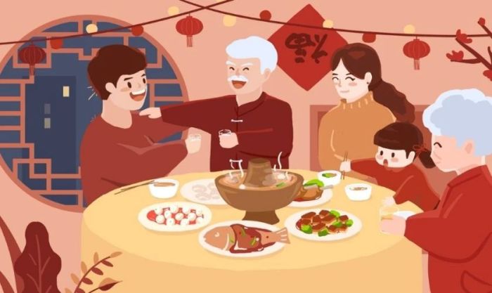 Gia đình vui vẻ bên bàn tiệc đón Tết 2025