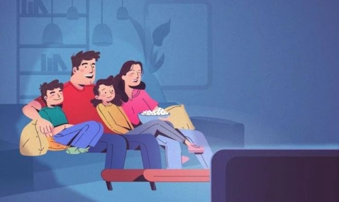 Cùng bố mẹ thưởng thức chương trình Tết trên tivi