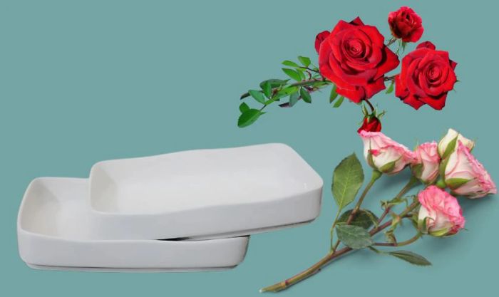 Chọn bình dài hoặc đĩa thấp và những bông hoa hồng có độ dài tương đồng