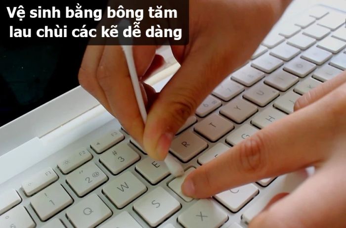 Vệ sinh bàn phím MacBook với bông tăm