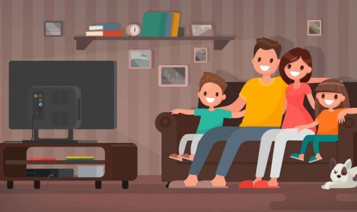 Gia đình cùng nhau xem TV trong ngày Tết đầu năm