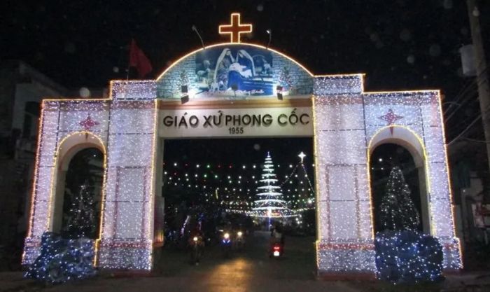 Cách trang trí cổng Giáng sinh lấp lánh và ấn tượng