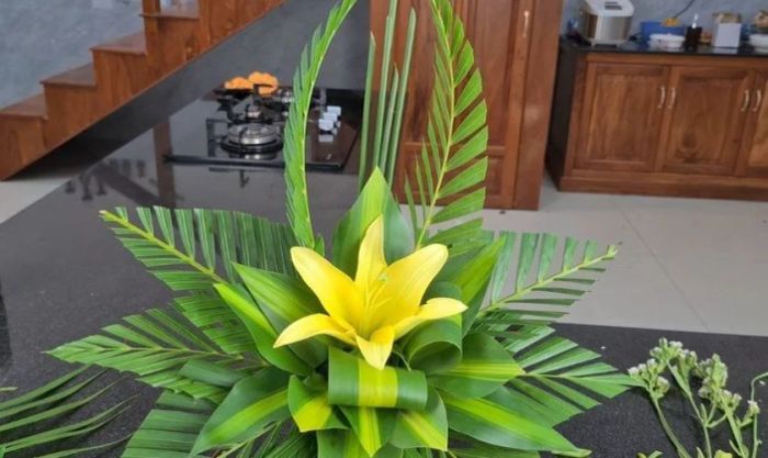 Cách cắm hoa ly ngày Tết kết hợp với thủy trúc và lá dừa