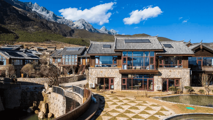 Shujia Yulu, a hotel at the foot of Jade Dragon Snow Mountain