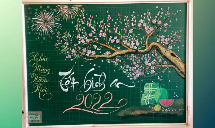 Mẫu trang trí bảng Tết 2025 kết hợp bánh chưng, bánh dày