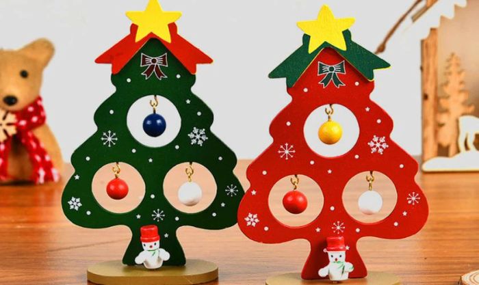 Đặt cây thông mini trên bàn xinh xắn