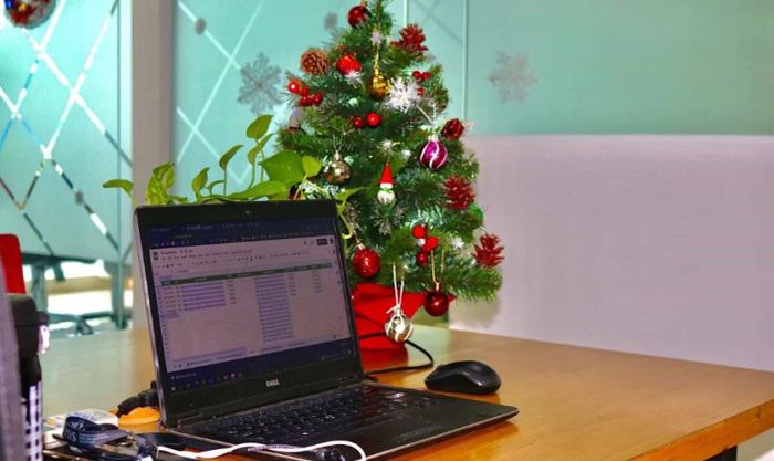 Đặt cây thông mini trên bàn làm việc