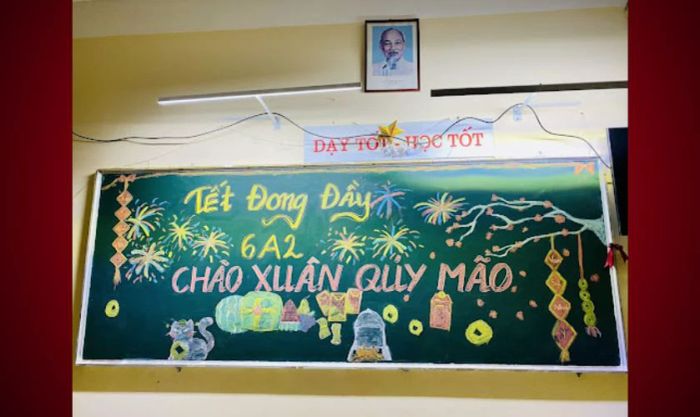 Trang trí bảng Tết 2025 với câu đối đỏ đơn giản mà ấn tượng