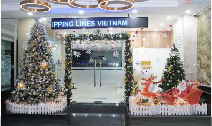 Trang trí cửa với dây treo Giáng sinh đẹp mắt