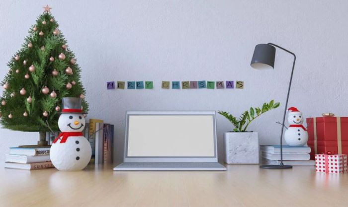 Trang trí bàn làm việc với đồ Giáng sinh