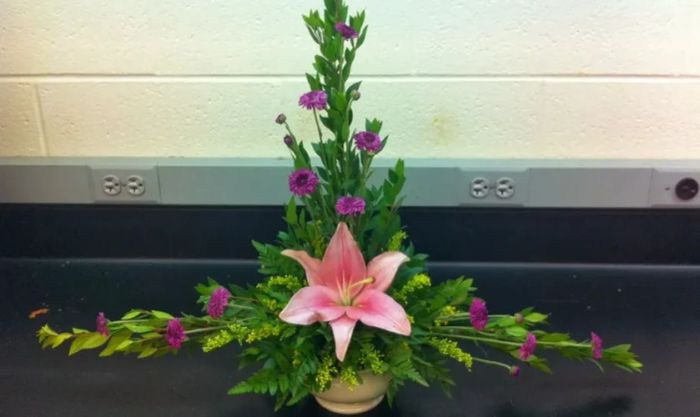 Cách cắm hoa ly ngày Tết theo hình chữ T ngược