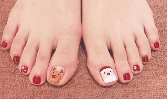 Mẫu nail chân Giáng sinh hot trend đơn giản nhưng ấn tượng