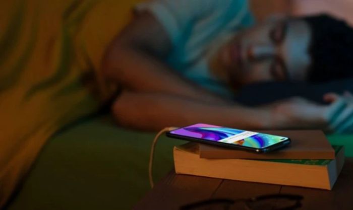 Tránh cắm sạc qua đêm